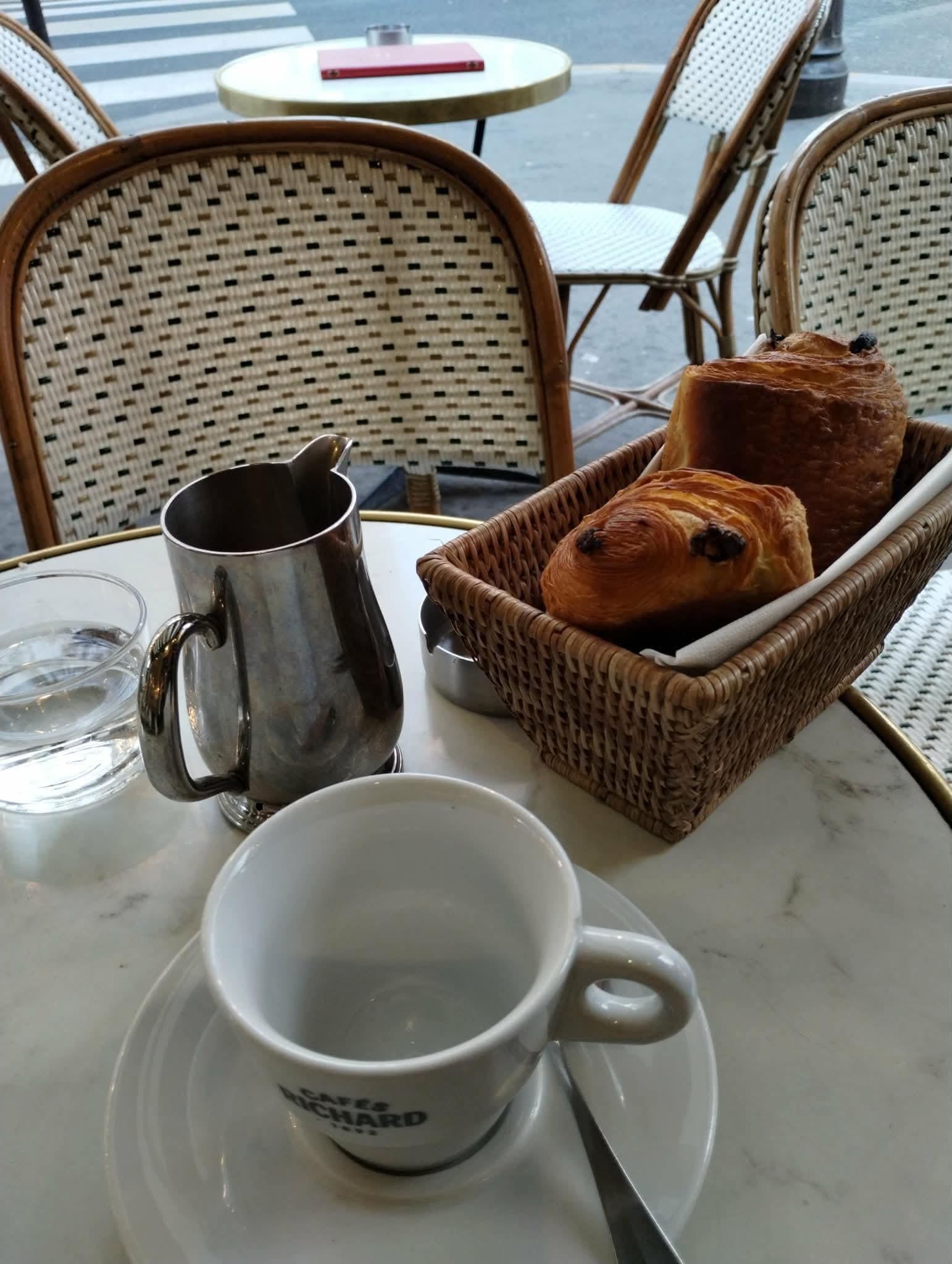 Pain chocolat et chocolat chaud at corner cafe.