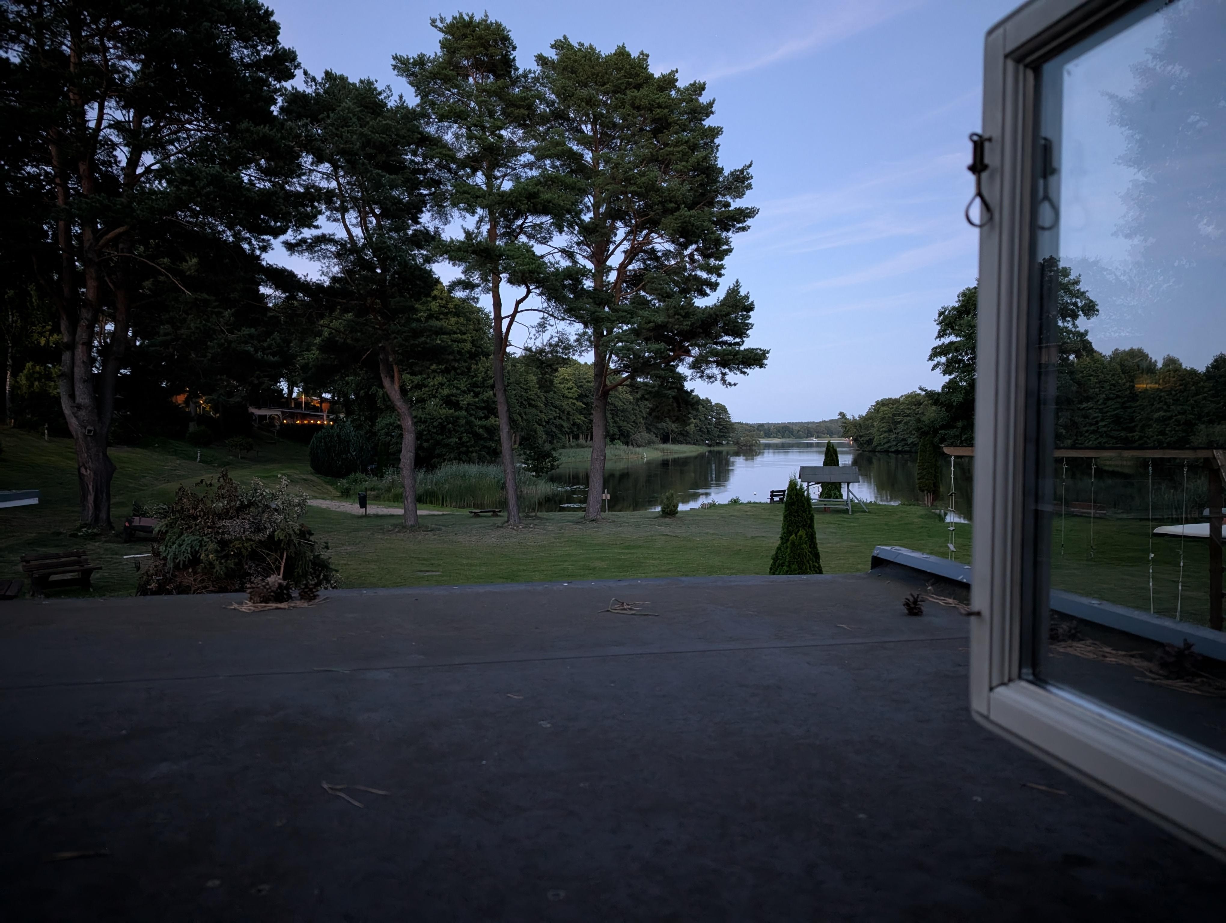 Blick vom Bett auf den See 