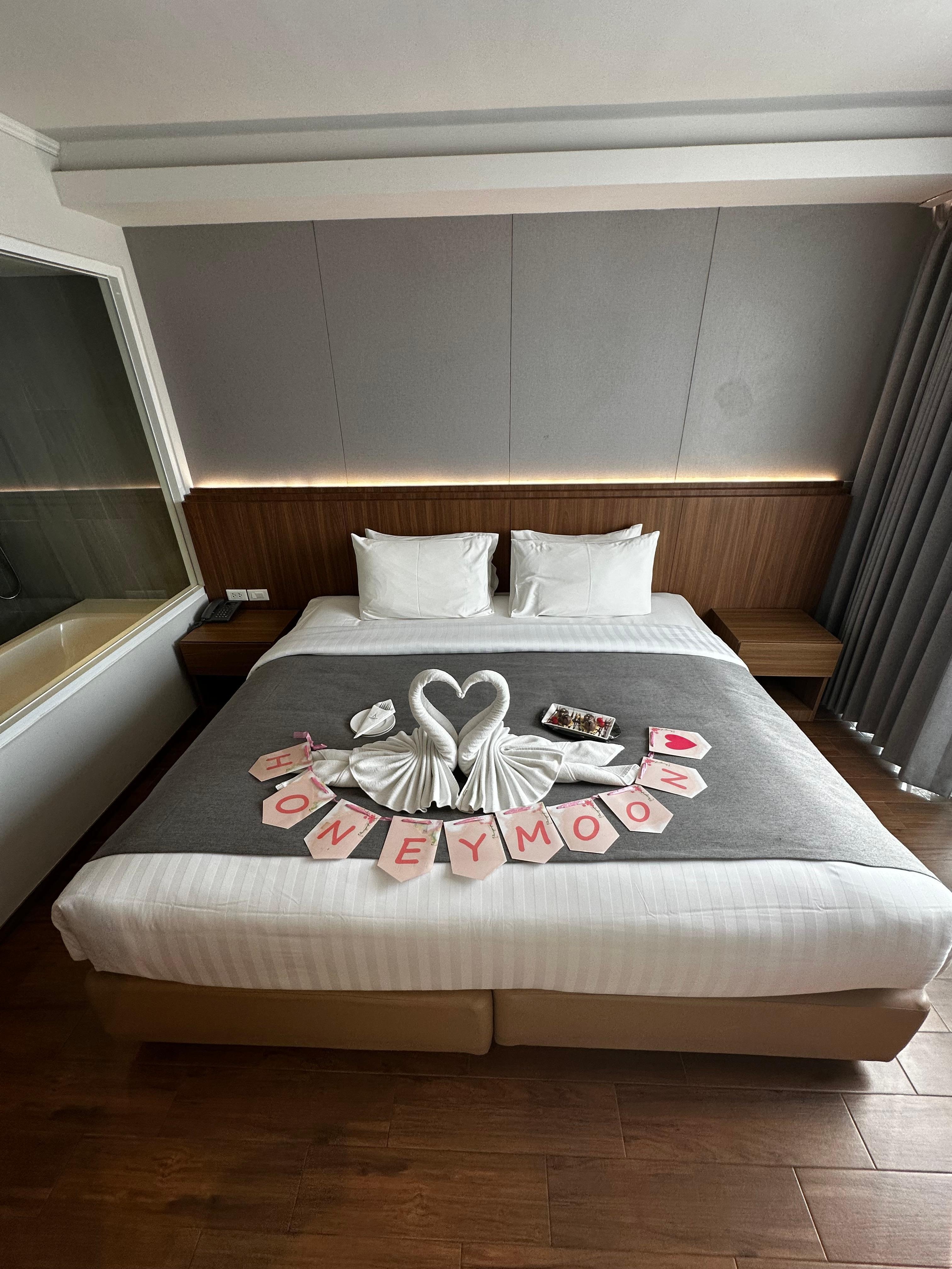 They decorated it for us even provide us sweet treats 🥰 so lovely. Even come with a bath tub!🥰😍