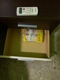 Comida de huéspedes anteriores en los cajones de la única mesilla de noche