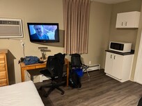 Télé + Fenêtre vue intérieure
Chambre 1