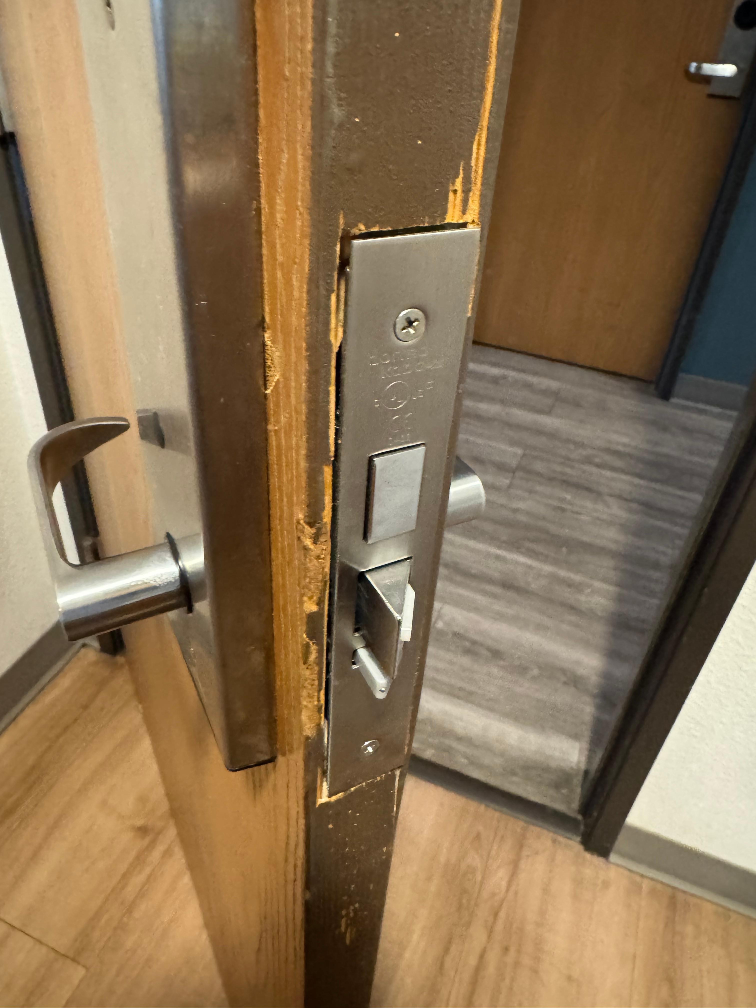 La chapa también estaba dañada, y los seguros no cerraban bien