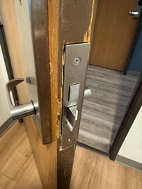 La chapa también estaba dañada, y los seguros no cerraban bien