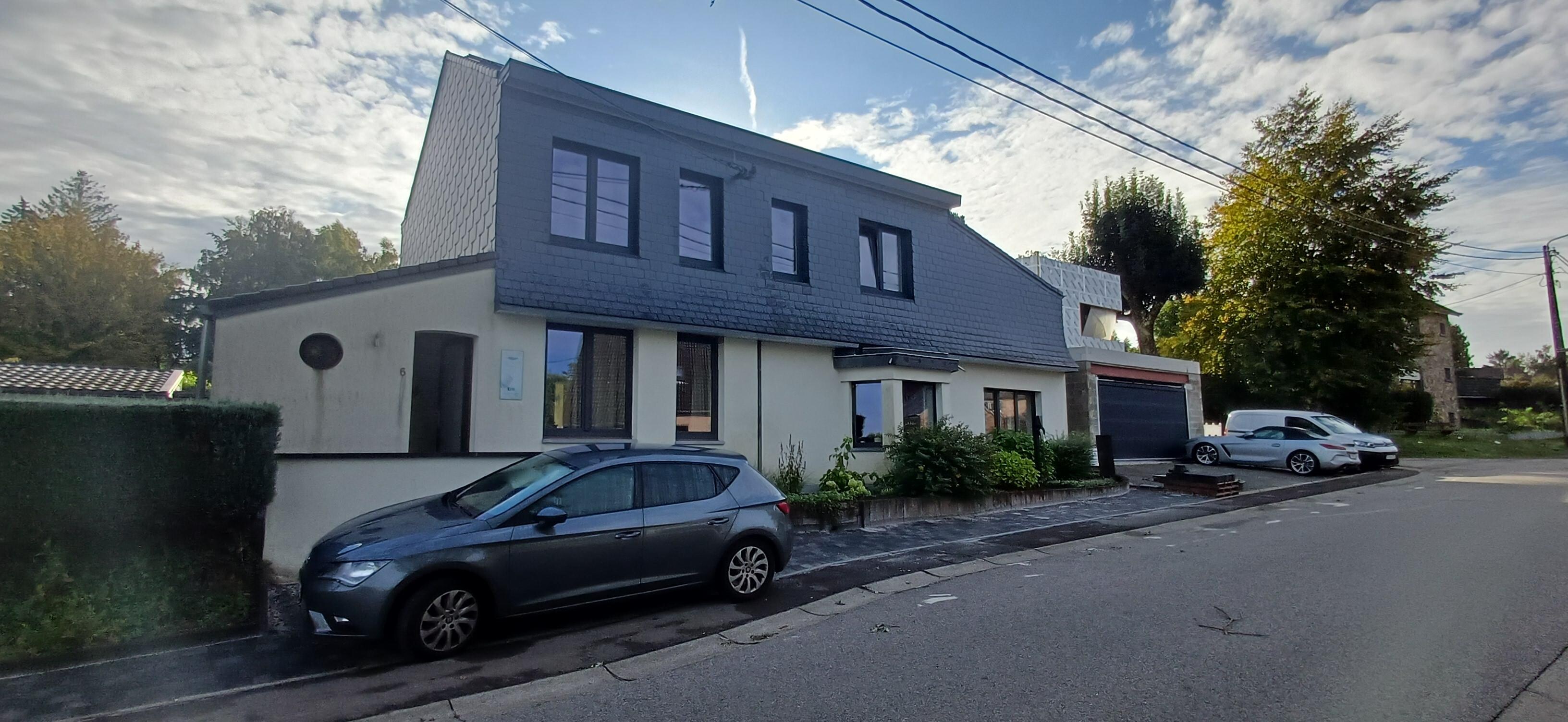 Haus von vorne, links der Eingang der Wohnung