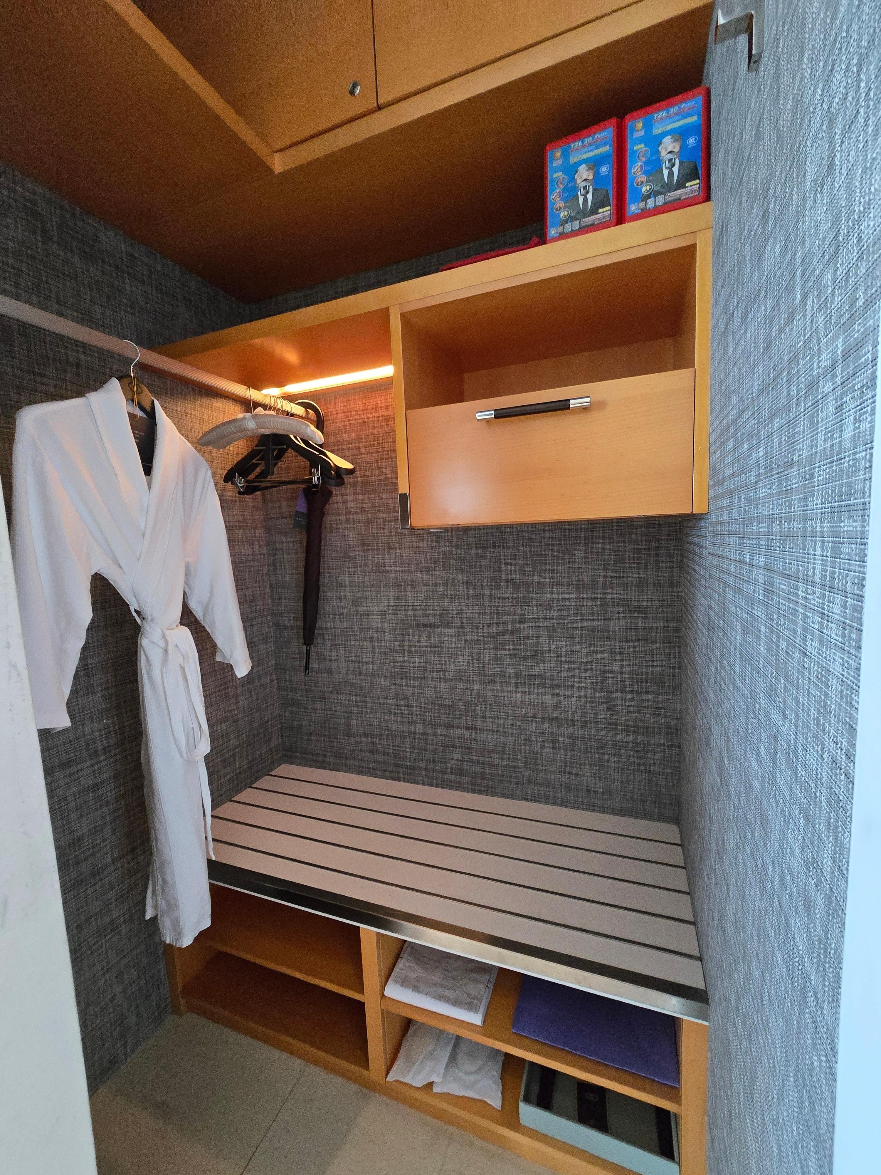 Mini walk in wardrobe 