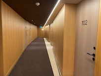 Elegant og minimalistisk gang til rommene.