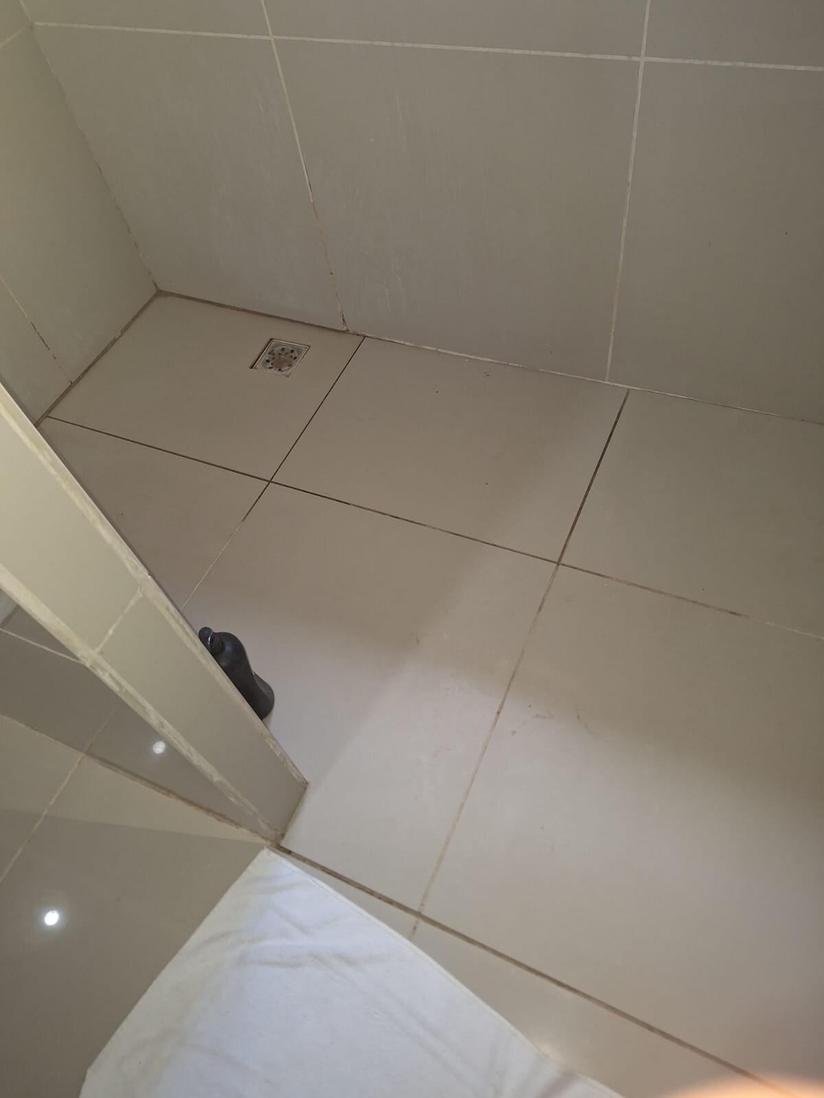 sanitário do quarto 12 parece que foi rec-em-reformado. Colocaram piso vitrificado no chuveiro. Com o piso ensaboado o risco de uma queda é alto. CUIDADO!!