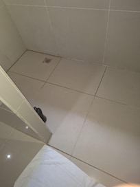 sanitário do quarto 12 parece que foi rec-em-reformado. Colocaram piso vitrificado no chuveiro. Com o piso ensaboado o risco de uma queda é alto. CUIDADO!!