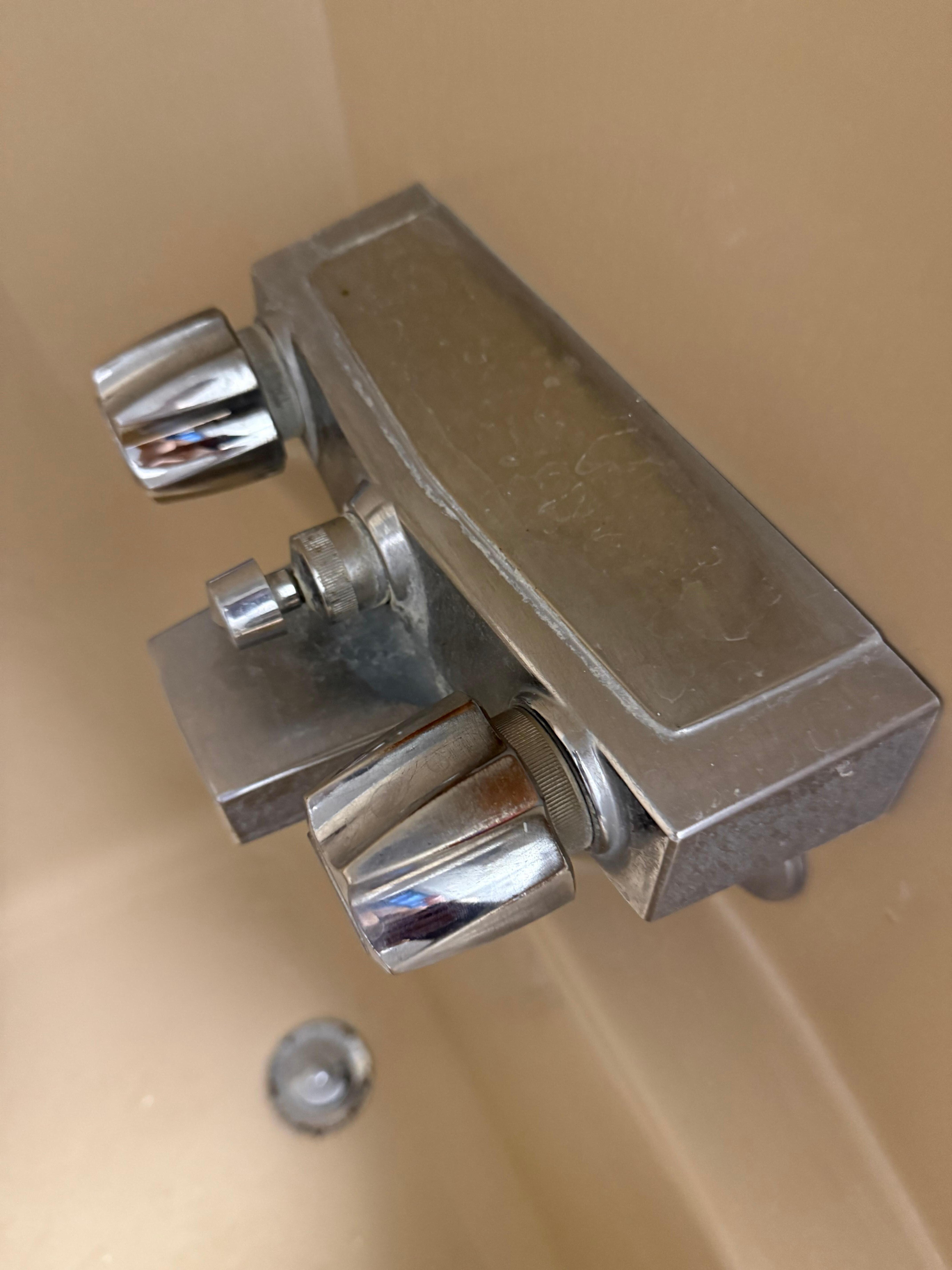 Residue on all faucets etc. didn’t even clean. 
