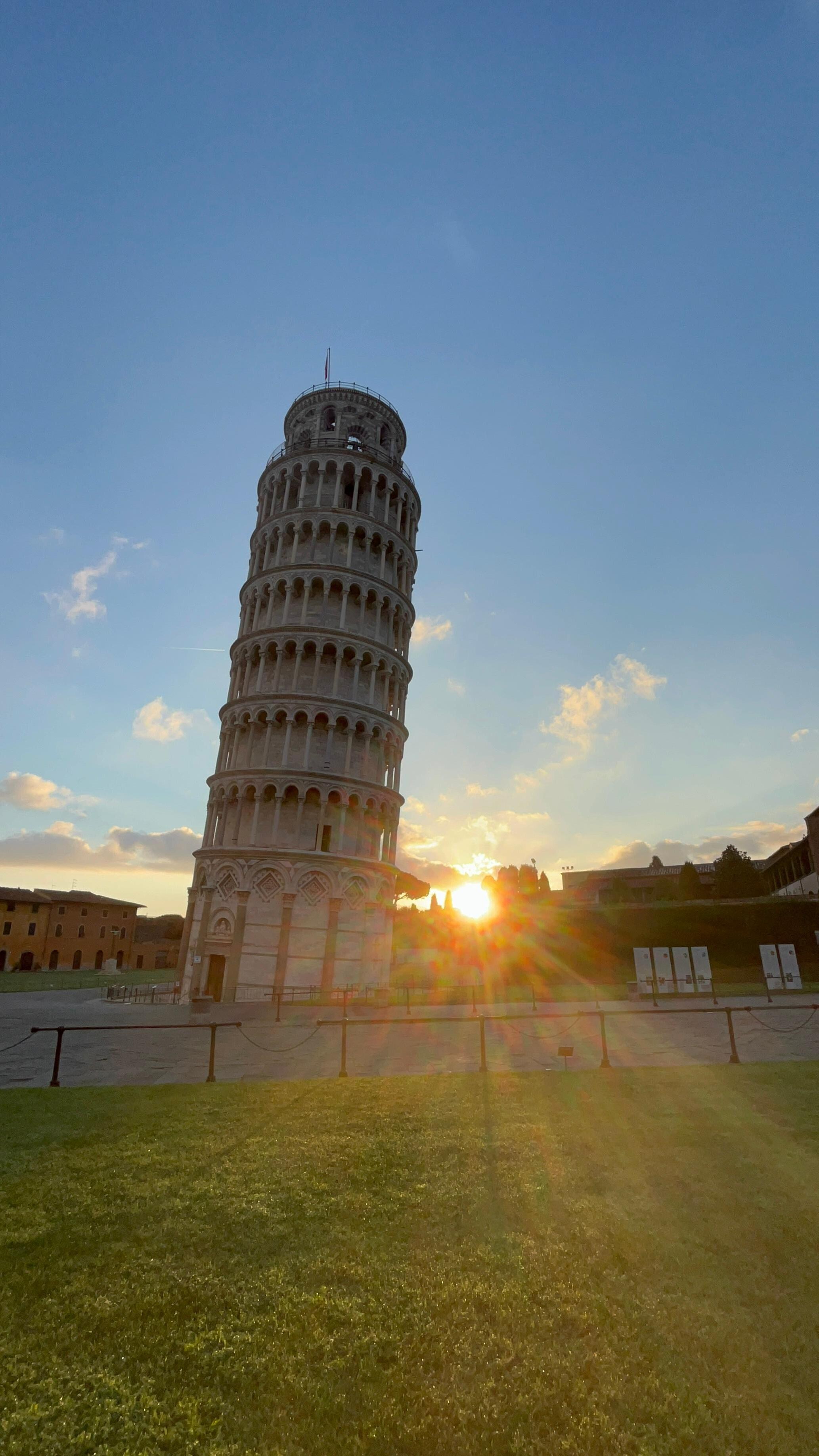 Leaning tower of Pisa lest than 7 minutes away