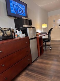 Note: the tv had an odd border 4 in around it, but it didn’t bother me much. Some may disapprove.