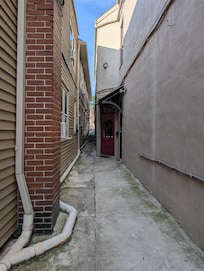 Door approach (alley from the front)