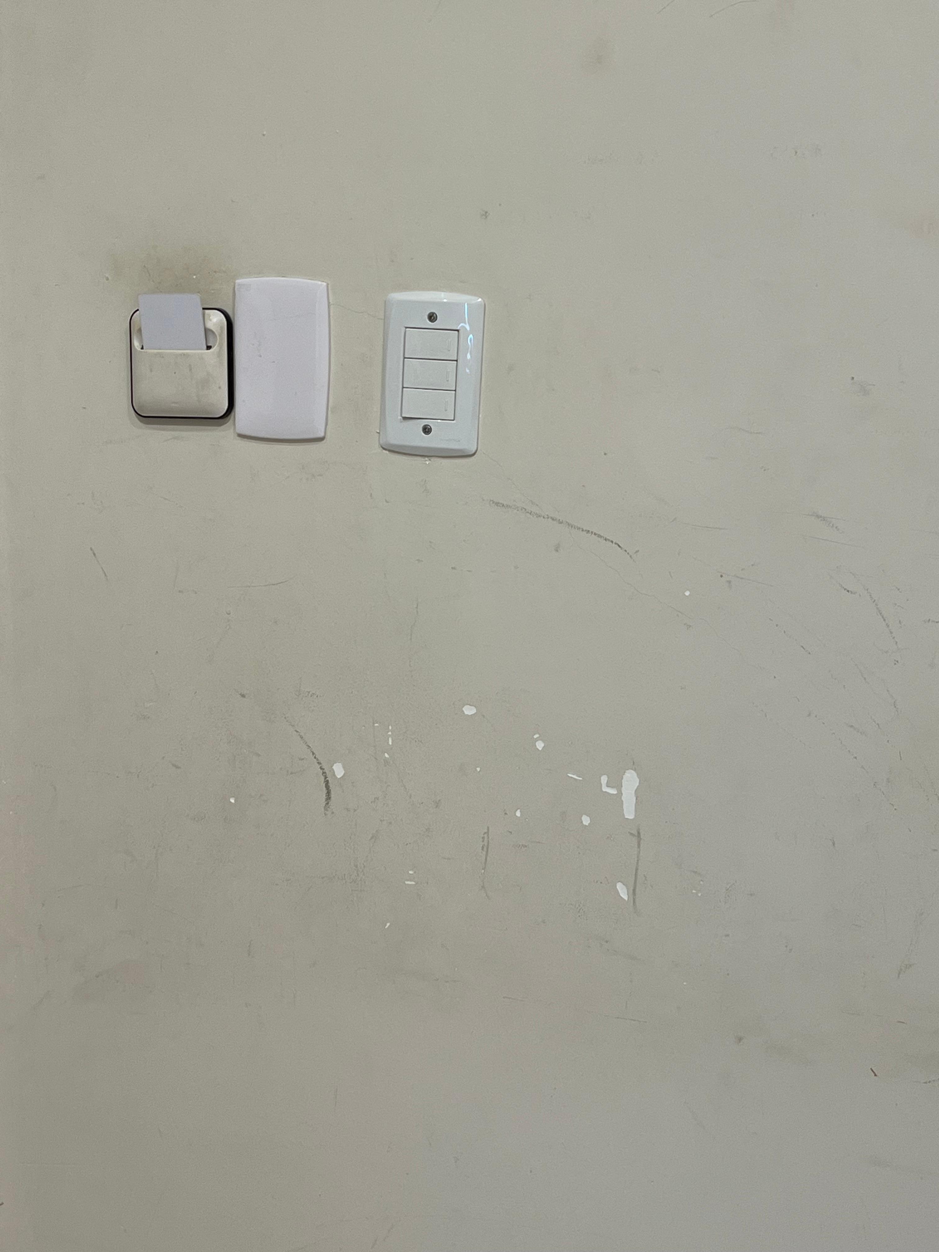 Parede manchada de sujo.