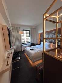 Queen deluxe city view