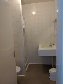 Clean bathroom (no bath)