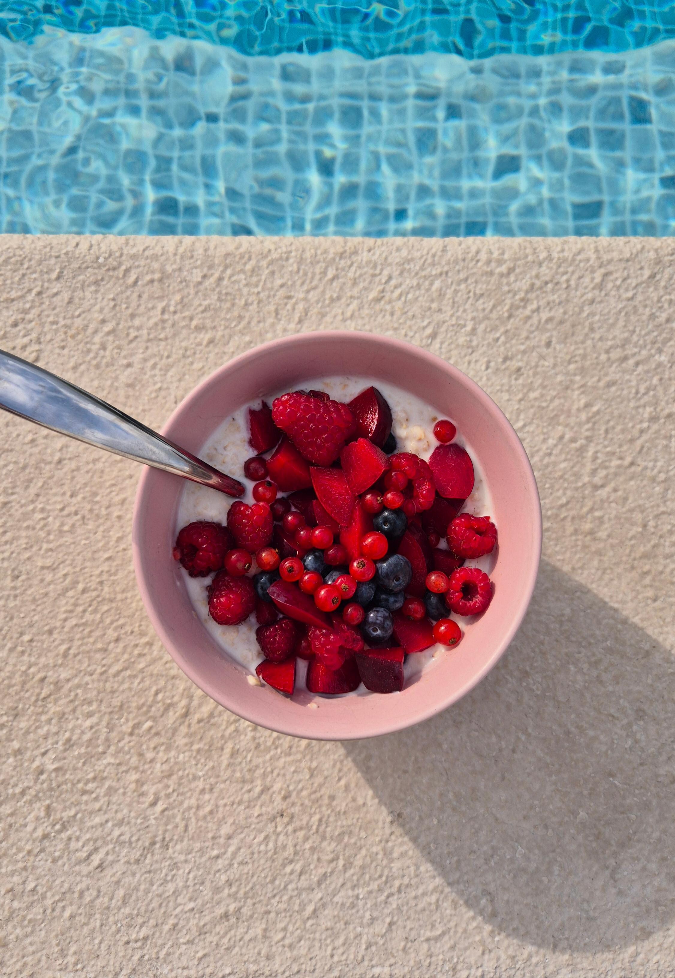 Frühstück am Pool. 