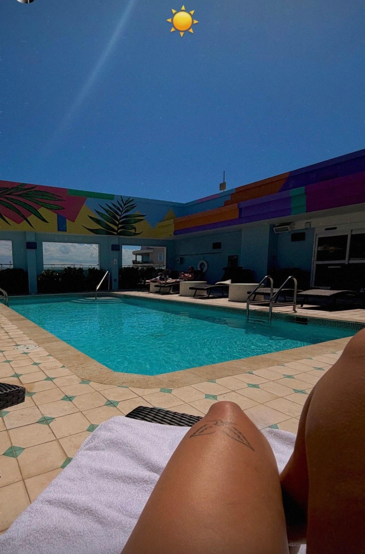 El lugar de la piscina totalmente relajado nada de ruido 