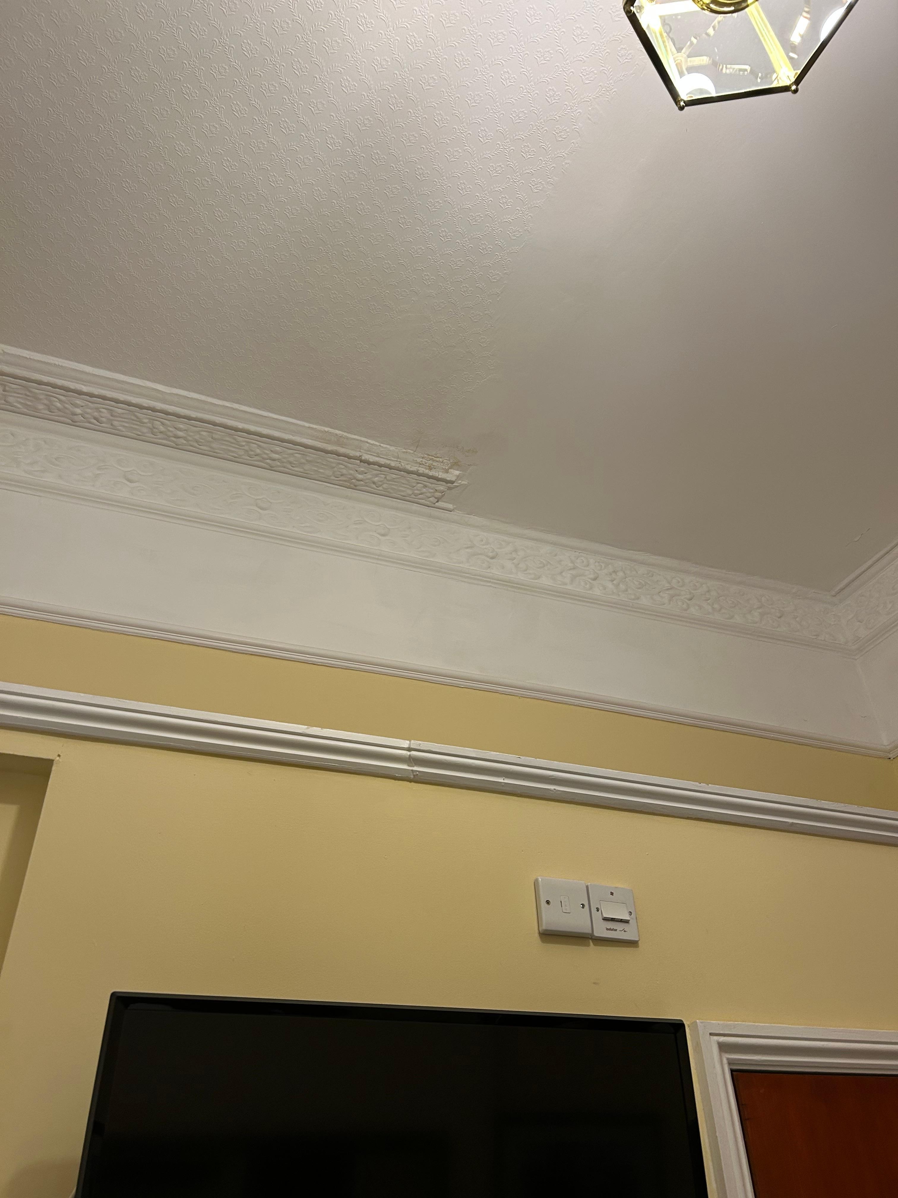 O teto estremecia a cada 10min, além do barulho ensurdecedor 