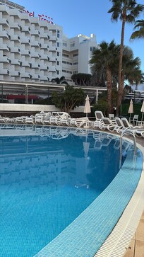 Clean pool and plenty of sunbeds