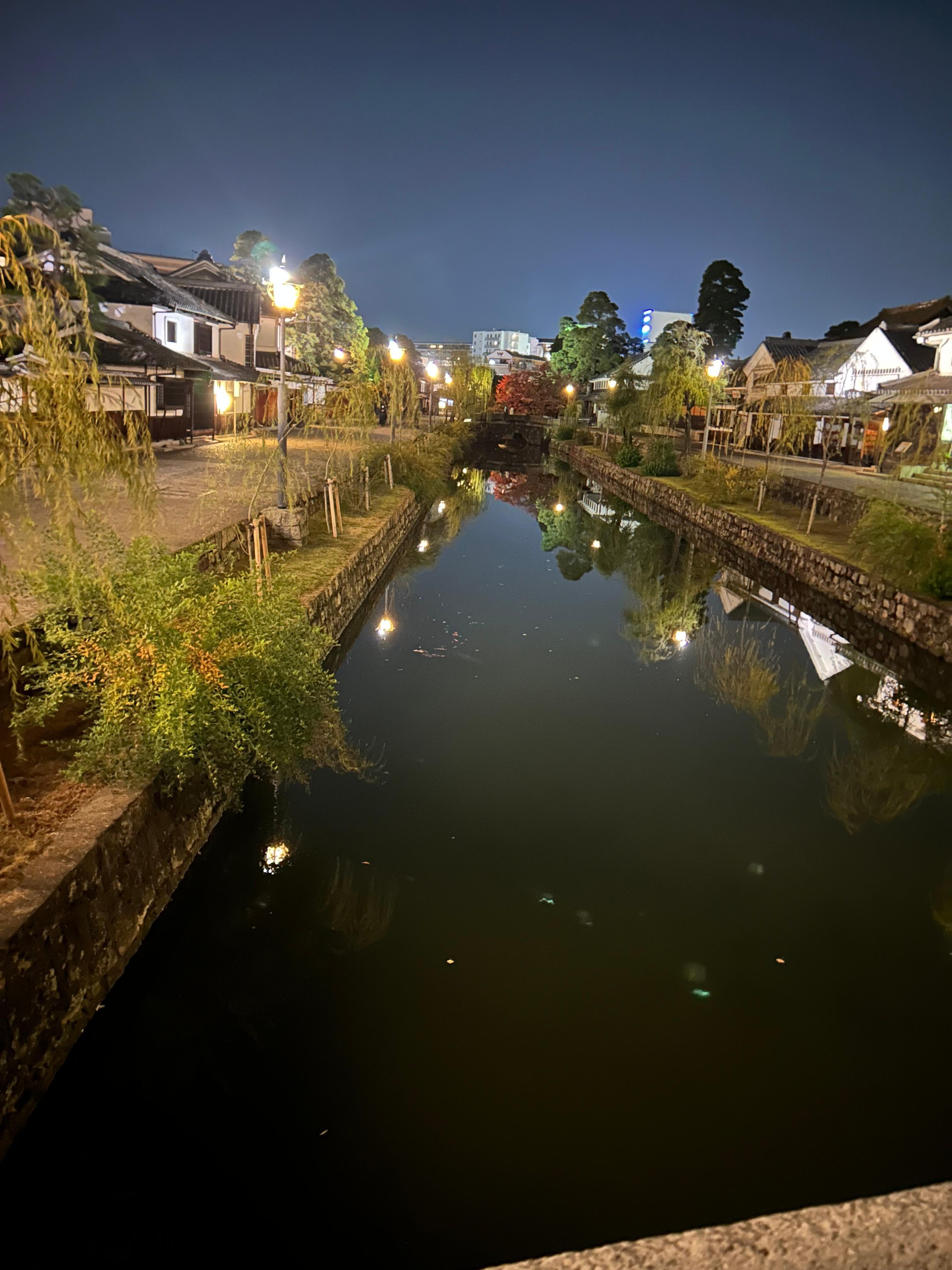 徒歩5分かからないくらい  で美観地区。夜も綺麗でした。