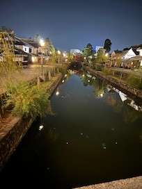 徒歩5分かからないくらいで美観地区。夜も綺麗でした。