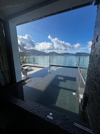 Jacuzzi & outside shower