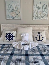 Master bedroom. Crab made from towels ❤️