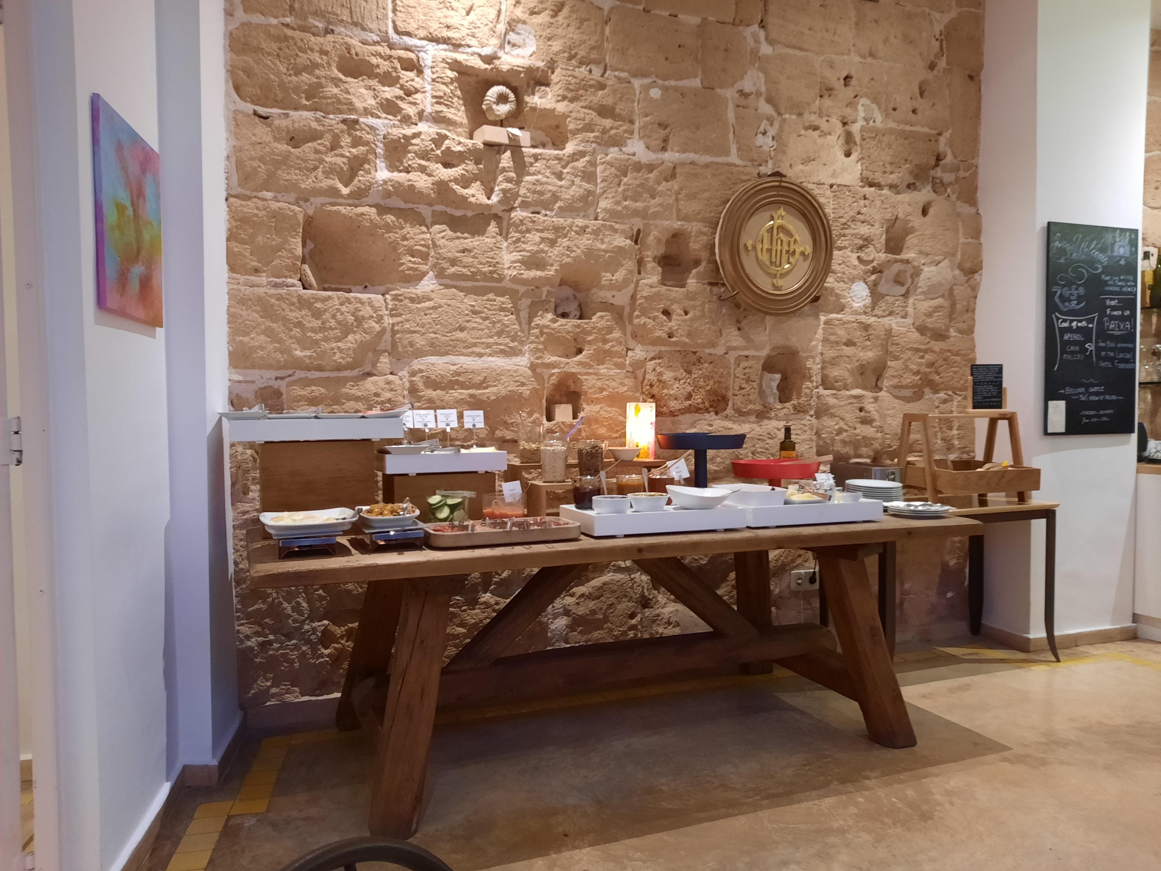 Frühstücksbuffet mit lokalen Spezialitäten