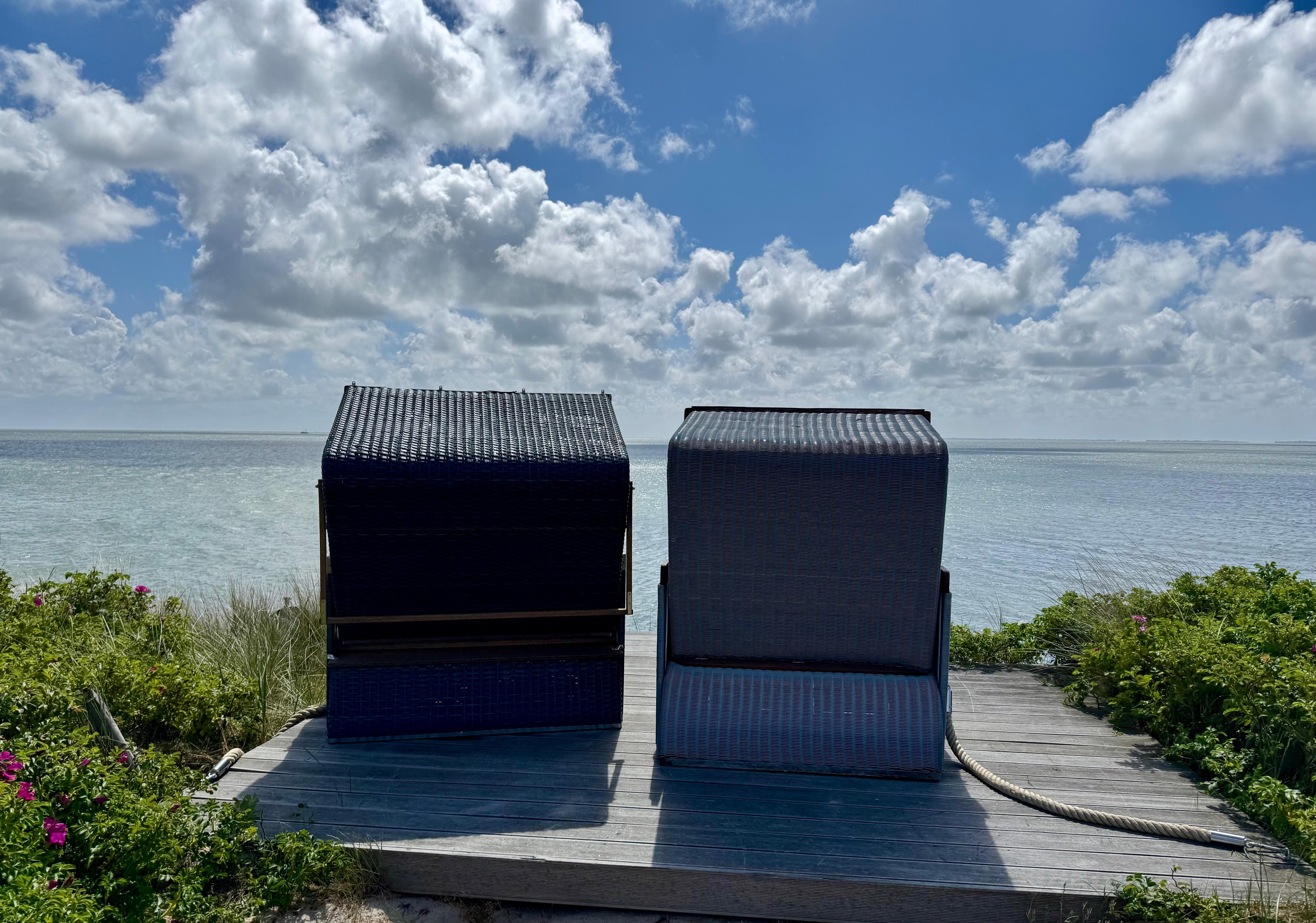 Strandkörbe mit Blick aufs Meer