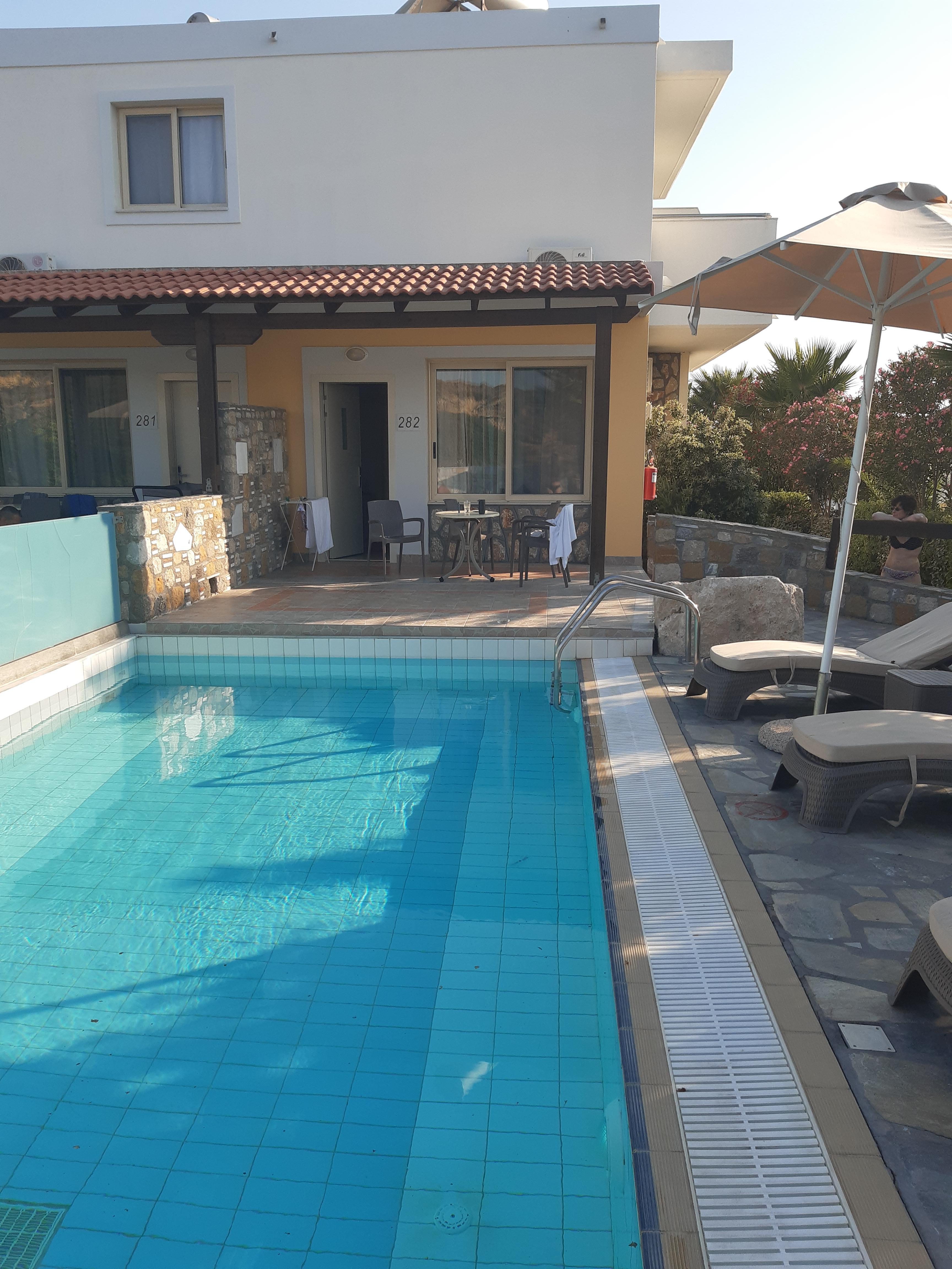 Familienzimmer mit Pool