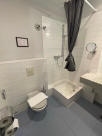 シャワーのエリアがかなり狭いのと、カーテンなので外側が水浸しになるのが残念