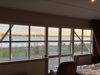 Noen av rommene har flott utsikt mot Limfjorden.