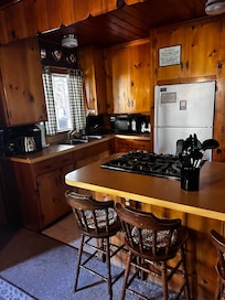 Fully equipped kitchen with island seating