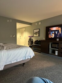 Handicapped room. Clean and spacious. Large tv and all the amenities. Great breakfast and friendly and helpful staff!! Even returned a lost wallet (and even knew which room to call to notify) left on the coffee counter!!!