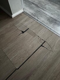 Piso do quarto soltando ao ponto de machucar os pés
