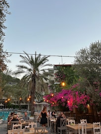 Otel Resturant alanı arkadaki alan 2. ortak havuz