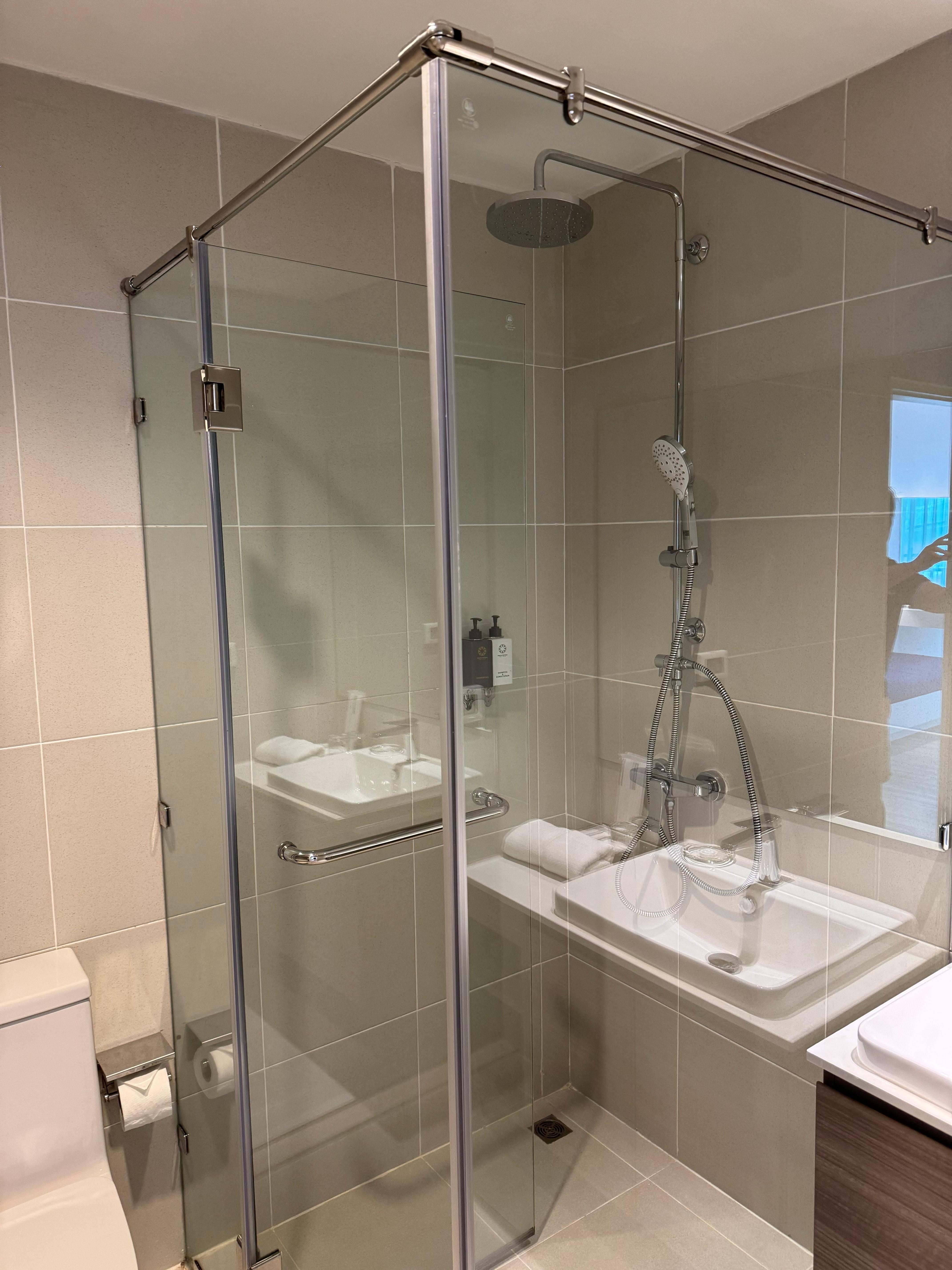 シャワー室は清潔。シャンプーとシャワージェル備え付け。セブンイレブンでも売っています。