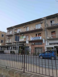 Entrée de l'hébergement situé au 2è étage