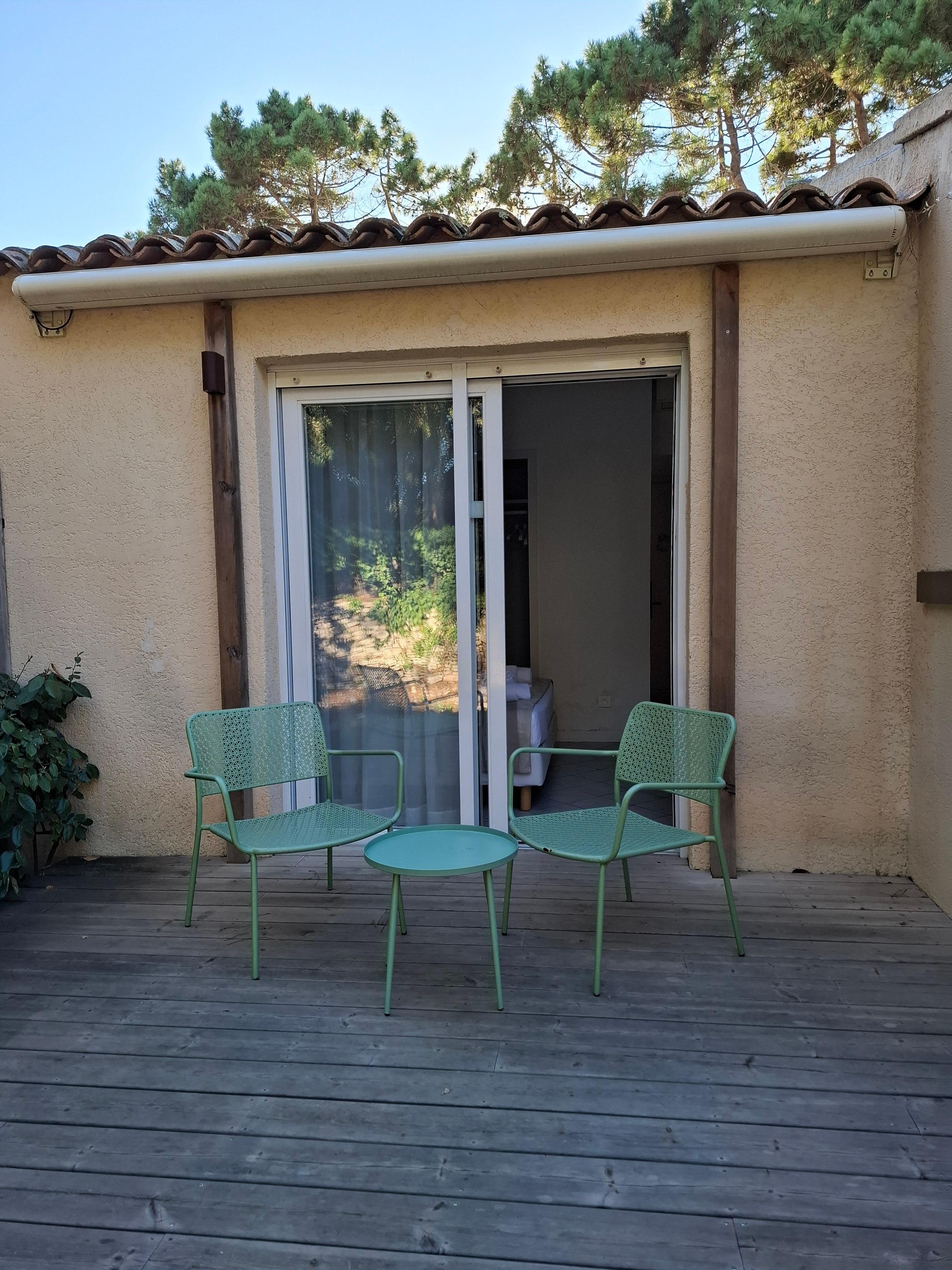 Accé à une petite terrasse depuis la chambre vraiment très reposant 