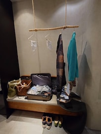沒有衣櫥掛衣服,只有一根木架子去掛衣服。
