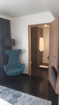 Grosszügig geschnittenes Zimmer