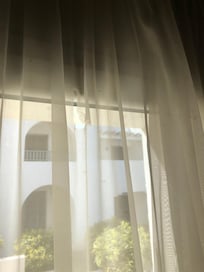 Rideau déchiré et Sam le