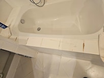 Bathtub tiles with rust