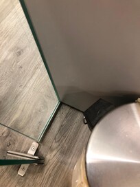 Badet var fult av skitt i all hjørner