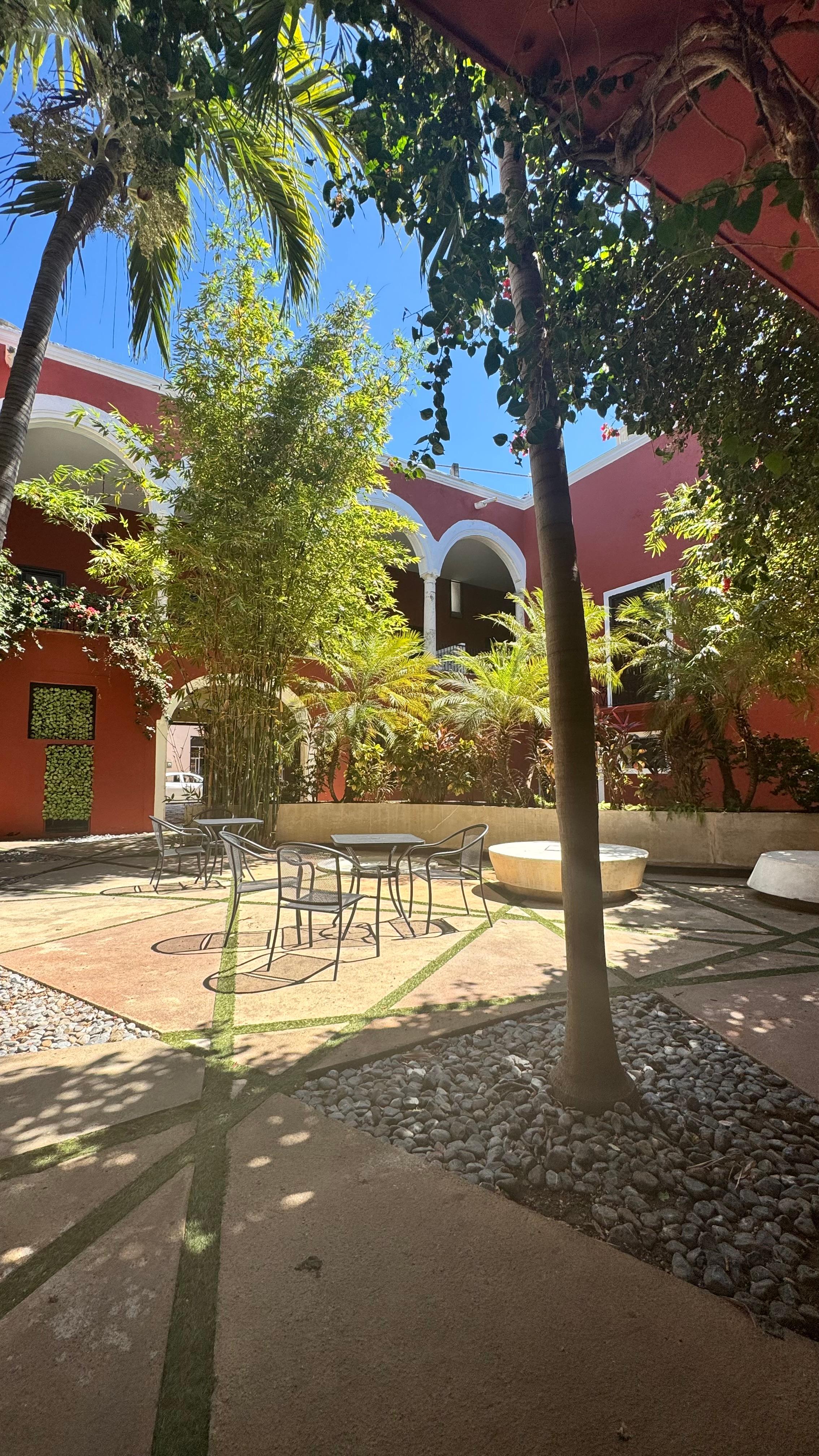 El patio, lo único que vale del hotel 