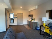 Quarto vista da pia e microondas