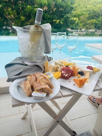 Delicious snacks by the swim up pool