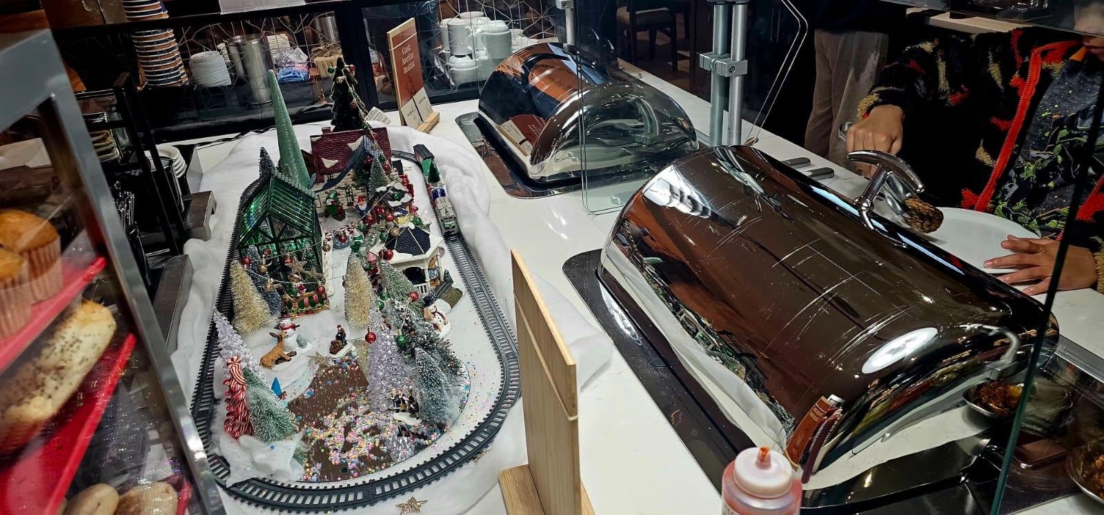 Detalle de villas navideñas en mesa de bufet del desayuno