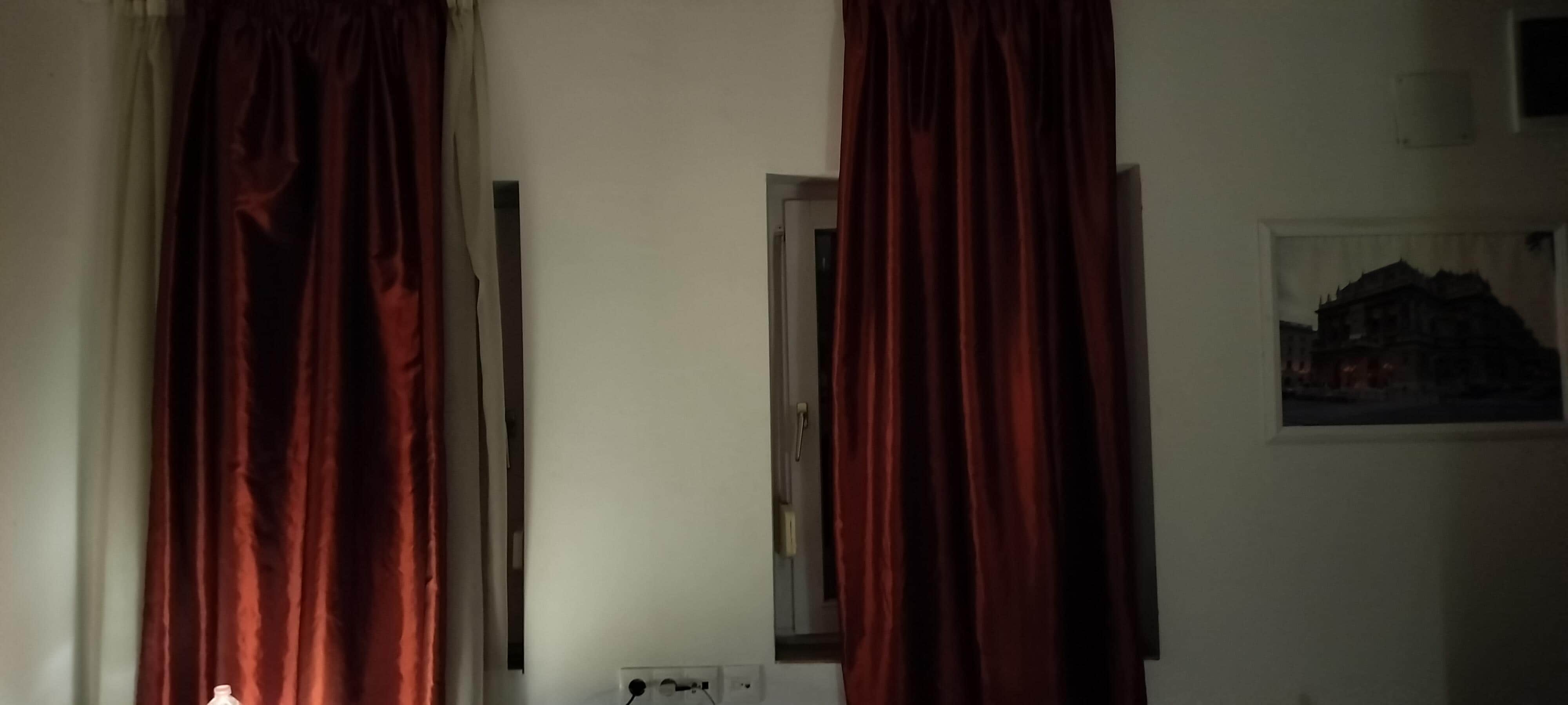 Gardinerne dækkede ikke vinduerne