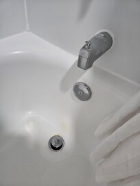 Tub not cleaned